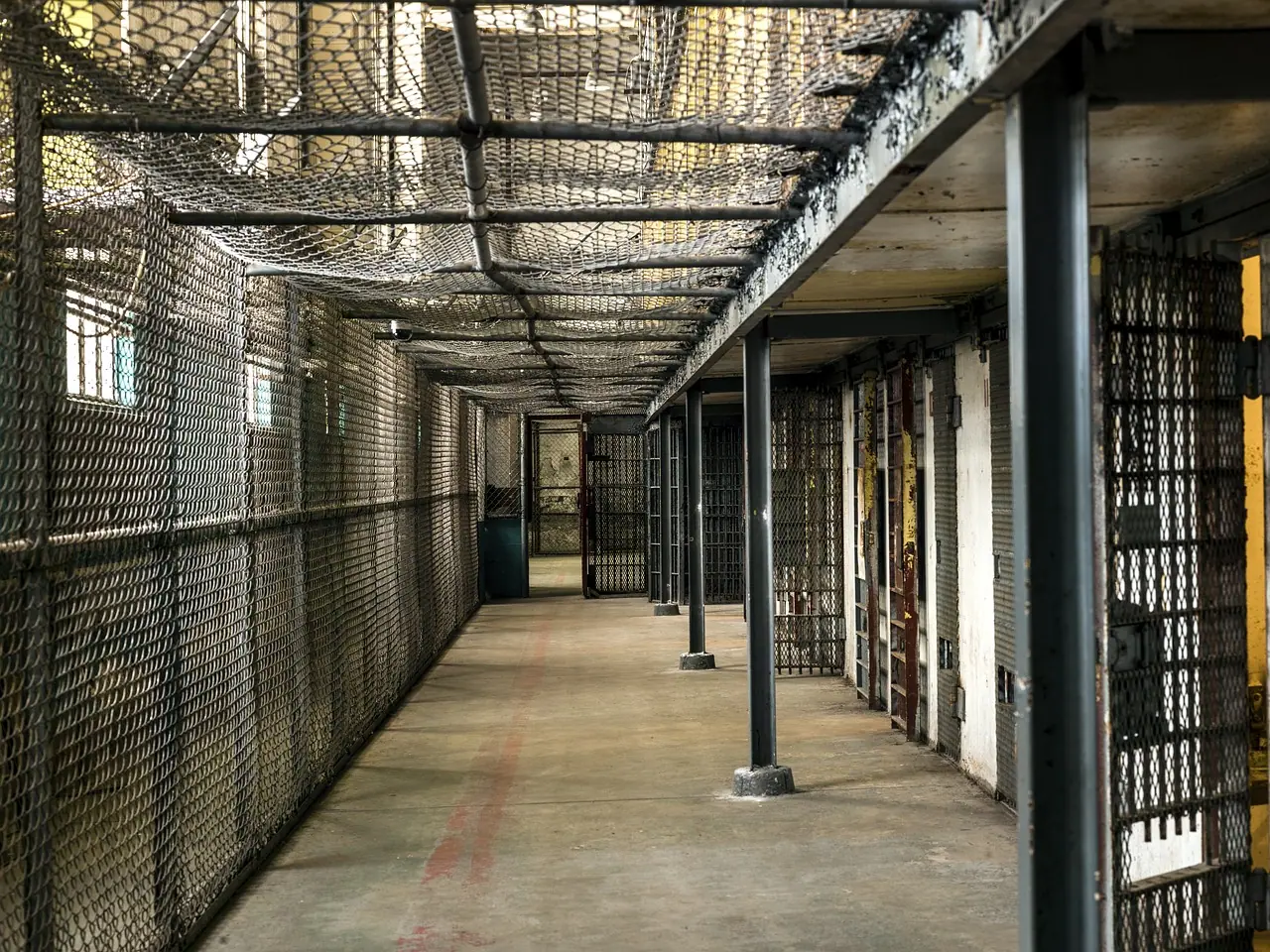 Home 81 jail 1652896 1280